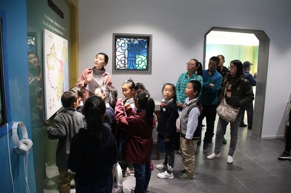 C:/Users/Administrator.R2N5NMTAA41WQFW/Desktop/夏:凤凰传媒学院“行之有声”志愿服务团队走进苏州世界语言展示馆 通讯和照片(1)/凤凰传媒学院“行之有声”志愿服务团队走进苏州世界语言展示馆 通讯和照片/4.jpg C:/Users/Administrator.R2N5NMTAA41WQFW/Desktop/夏:凤凰传媒学院“行之有声”志愿服务团队走进苏州世界语言展示馆 通讯和照片(1)/凤凰传媒学院“行之有声”志愿服务团队走进苏州世界语言展示馆 通讯和照片/4.jpg