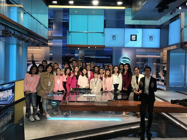 C:/Users/Administrator.R2N5NMTAA41WQFW/Desktop/修改：凤凰传媒学院组织学生赴苏州广播电视台观摩实践 通讯稿和照片/2.jpg