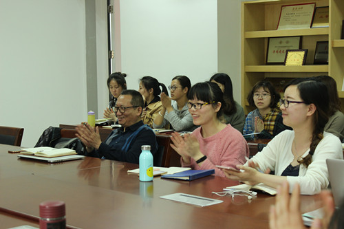 E:/黄艳凤/HYF/2、党建工作/2017年/照片/读书会/“网络公共事件的舆论博弈”——凤凰传媒学院学术沙龙/“网络公共事件的舆论博弈”——凤凰传媒学院学术沙龙/配图5_副本.jpg E:/黄艳凤/HYF/2、党建工作/2017年/照片/读书会/“网络公共事件的舆论博弈”——凤凰传媒学院学术沙龙/“网络公共事件的舆论博弈”——凤凰传媒学院学术沙龙/配图5_副本.jpg