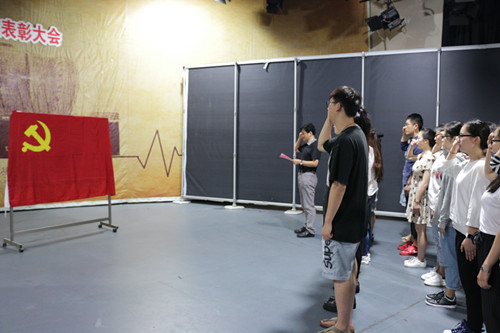 E:/黄艳凤/HYF/2、党建工作/2016/照片/6月29日表彰大会/七一表彰大会通讯照片/七一表彰大会通讯照片/新党员宣誓_副本.jpg E:/黄艳凤/HYF/2、党建工作/2016/照片/6月29日表彰大会/七一表彰大会通讯照片/七一表彰大会通讯照片/新党员宣誓_副本.jpg