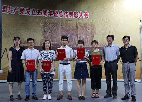 E:/黄艳凤/HYF/2、党建工作/2016/照片/6月29日表彰大会/七一表彰大会通讯照片/七一表彰大会通讯照片/IMG_0282_副本.jpg E:/黄艳凤/HYF/2、党建工作/2016/照片/6月29日表彰大会/七一表彰大会通讯照片/七一表彰大会通讯照片/IMG_0282_副本.jpg