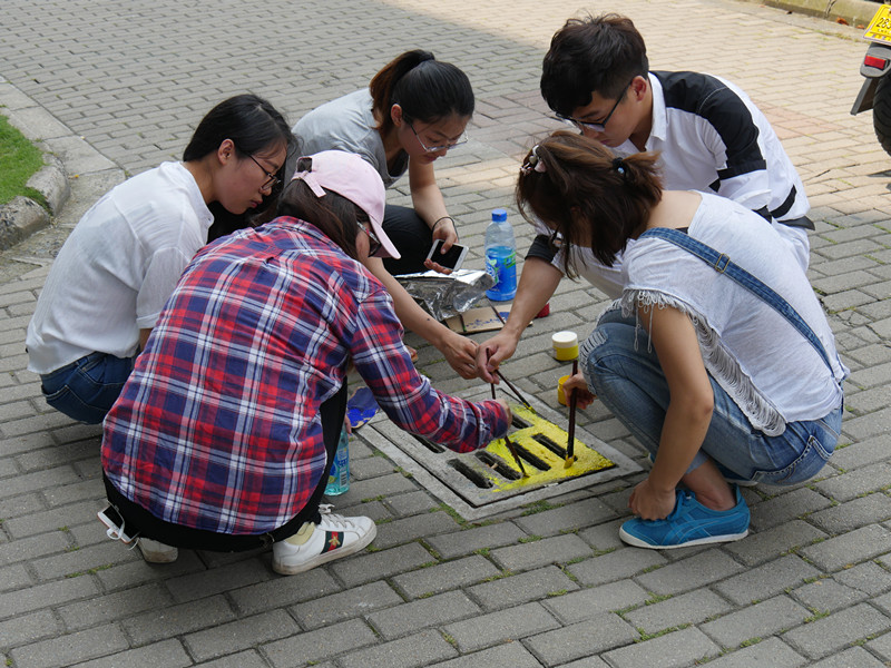 E:/黄艳凤/HYF/2、党建工作/2017年/照片/党建活动/-传播公益   “井”上添花——苏州大学传媒学院党支部开展公益-党日活动申报表-优秀党支部申报书-主题党日活动新闻稿与活动照片/ 传播公益   “井”上添花——苏州大学传媒学院党支部开展公益-党日活动申报表-优秀党支部申报书-主题党日活动新闻稿与活动照片/P1010373_副本.jpg