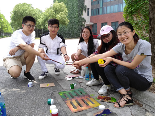 E:/黄艳凤/HYF/2、党建工作/2017年/照片/党建活动/-传播公益   “井”上添花——苏州大学传媒学院党支部开展公益-党日活动申报表-优秀党支部申报书-主题党日活动新闻稿与活动照片/ 传播公益   “井”上添花——苏州大学传媒学院党支部开展公益-党日活动申报表-优秀党支部申报书-主题党日活动新闻稿与活动照片/IMG_20170608_112452R_副本.jpg