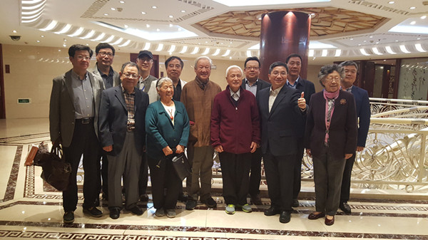 E:/黄艳凤/HYF/2、党建工作/2017年/照片/10月13-15日中国影视协会年会/宣传报道/苏州大学党委书记江涌教授看望参会嘉宾 _副本.jpg